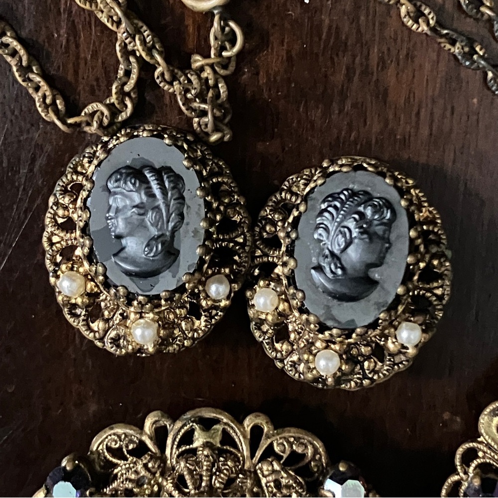 Vintage West Germany Black Glass Cameo Jewelry Set - Necklace, Brooch & Earrings - Picture 6 of 15